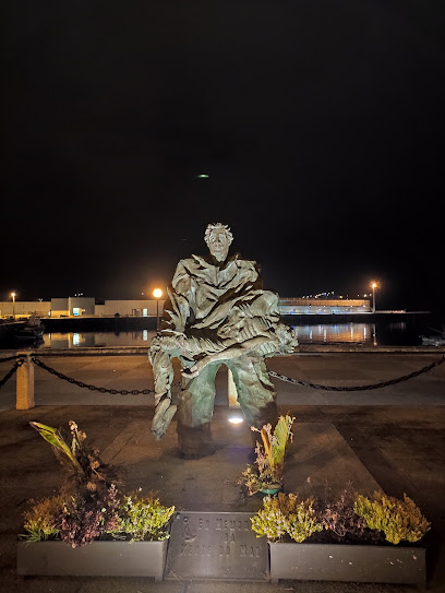 Atracción turística - Estatua homenaje a la gente del mar - Vivero