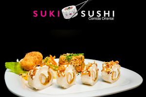 Suki Sushi Comida Oriental image