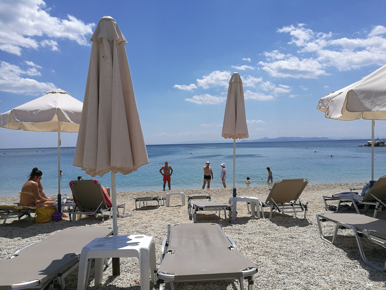 Foto di Spiaggia di Kalamaki con una superficie del acqua verde-blu