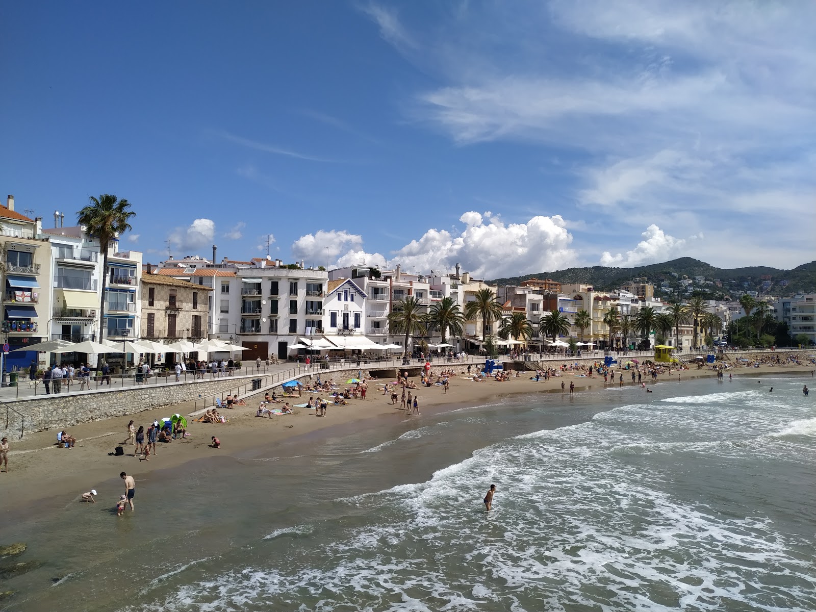 Fotografie cu Platja de Sant Sebastia cu o suprafață de nisip maro