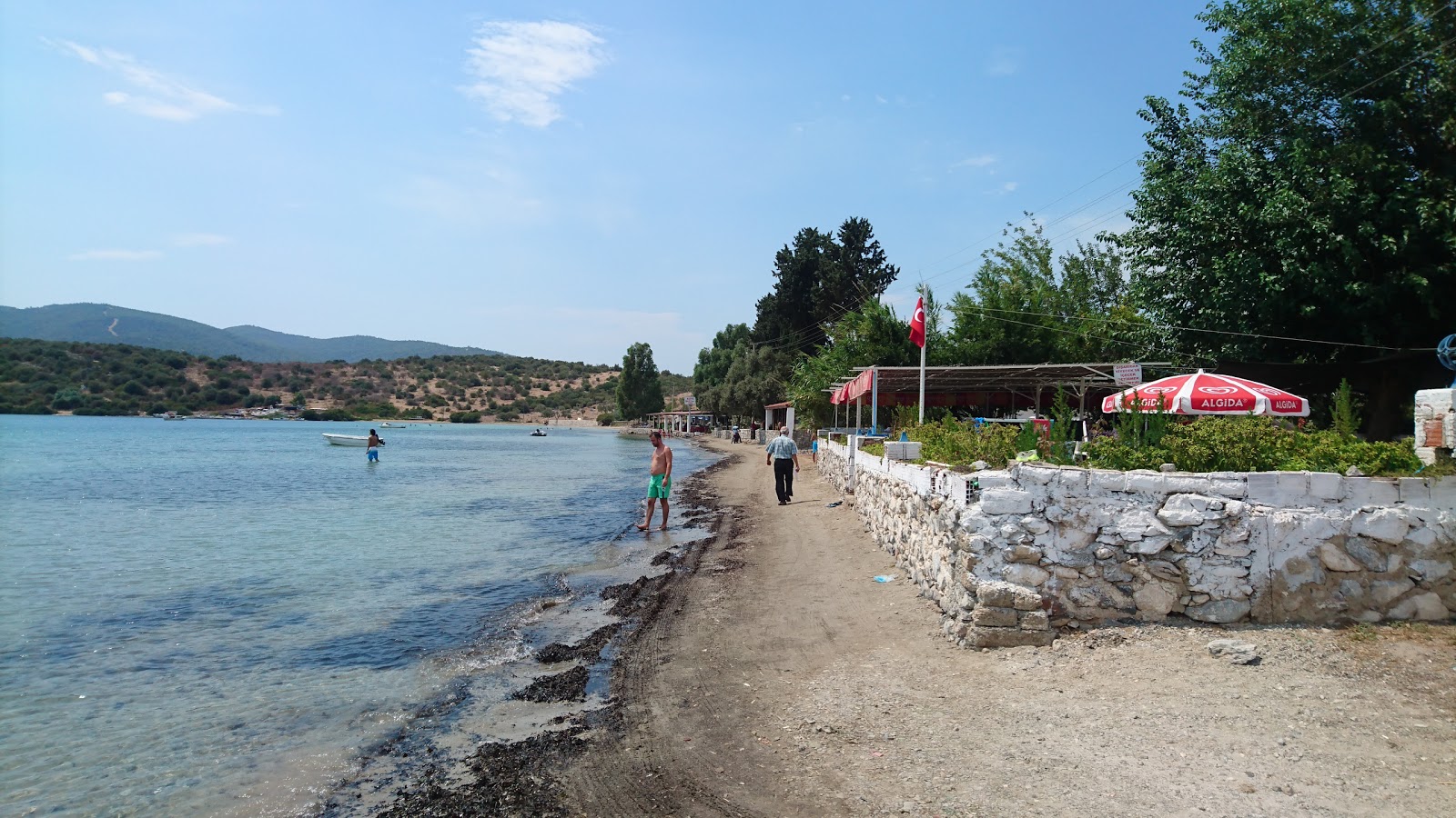 Foto von Gurchamlar beach mit beiger sand & kies Oberfläche