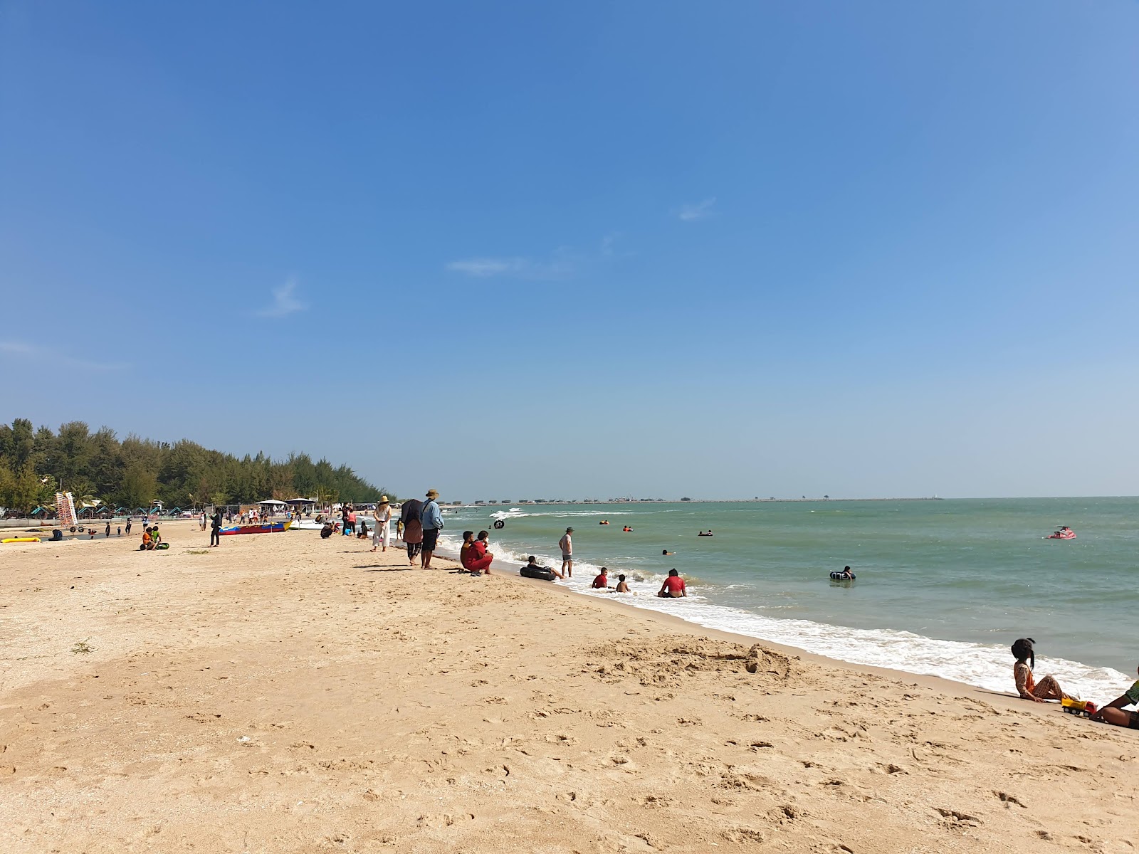 North Cha-am Beach II'in fotoğrafı parlak kum yüzey ile