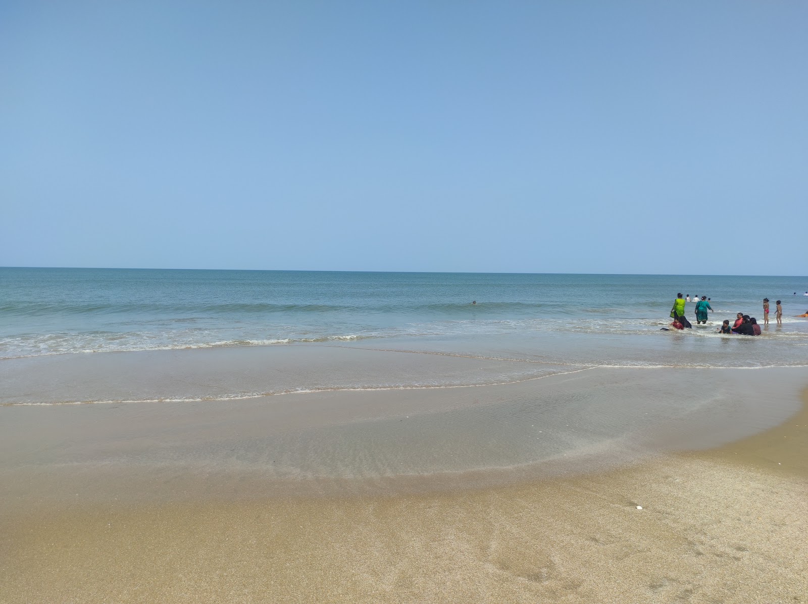 Valokuva Srinivasa Satram Beachista. pinnalla turkoosi puhdas vesi:n kanssa