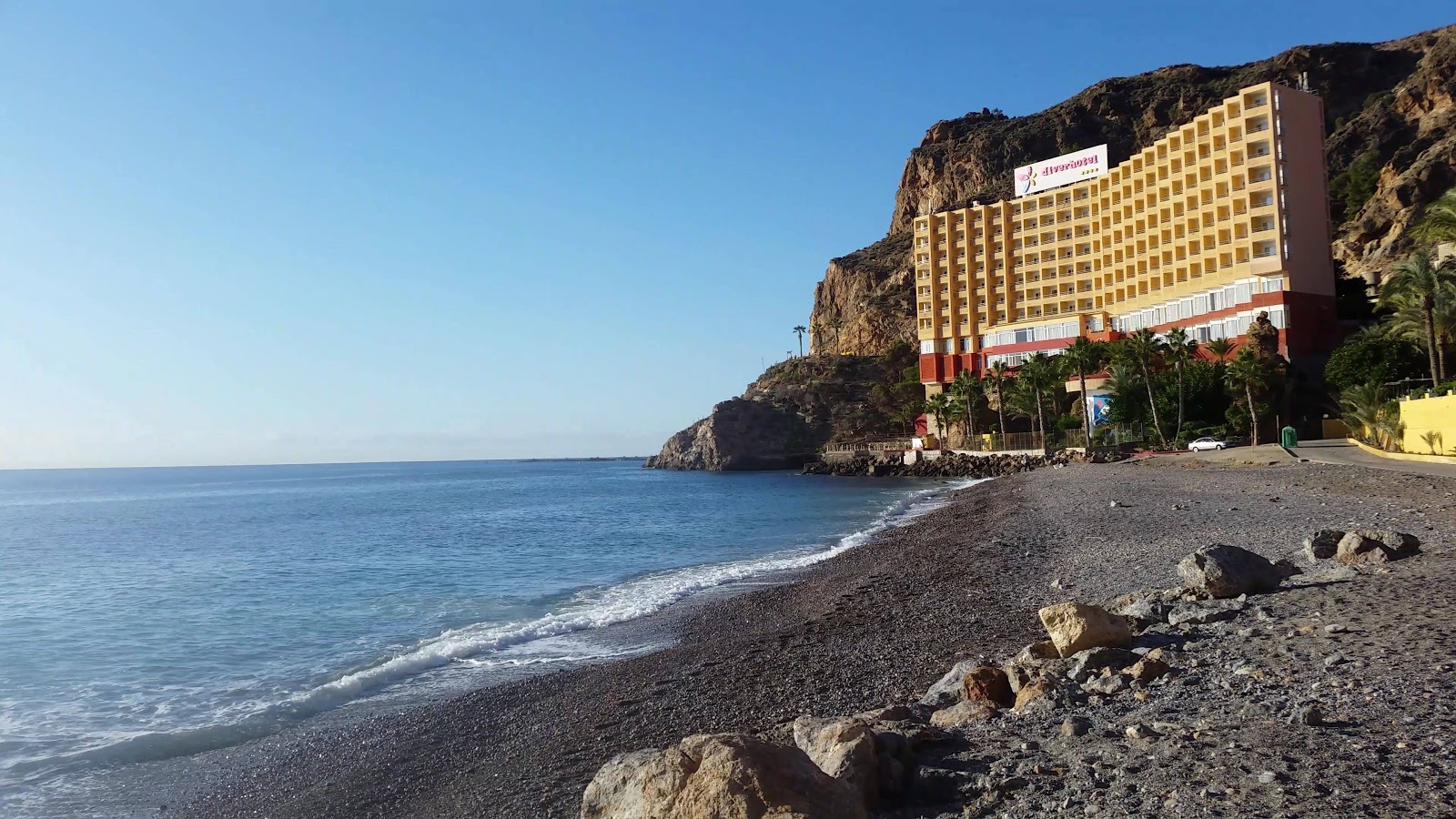 Photo de Playa del Palmer entouré de montagnes