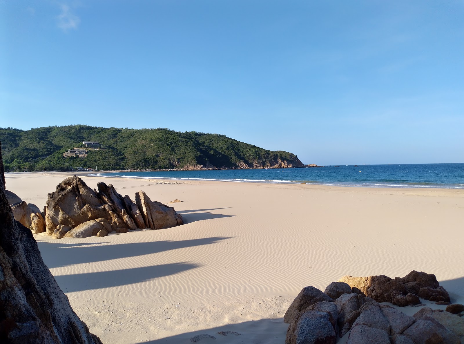 Φωτογραφία του Tram Beach με φωτεινή λεπτή άμμο επιφάνεια