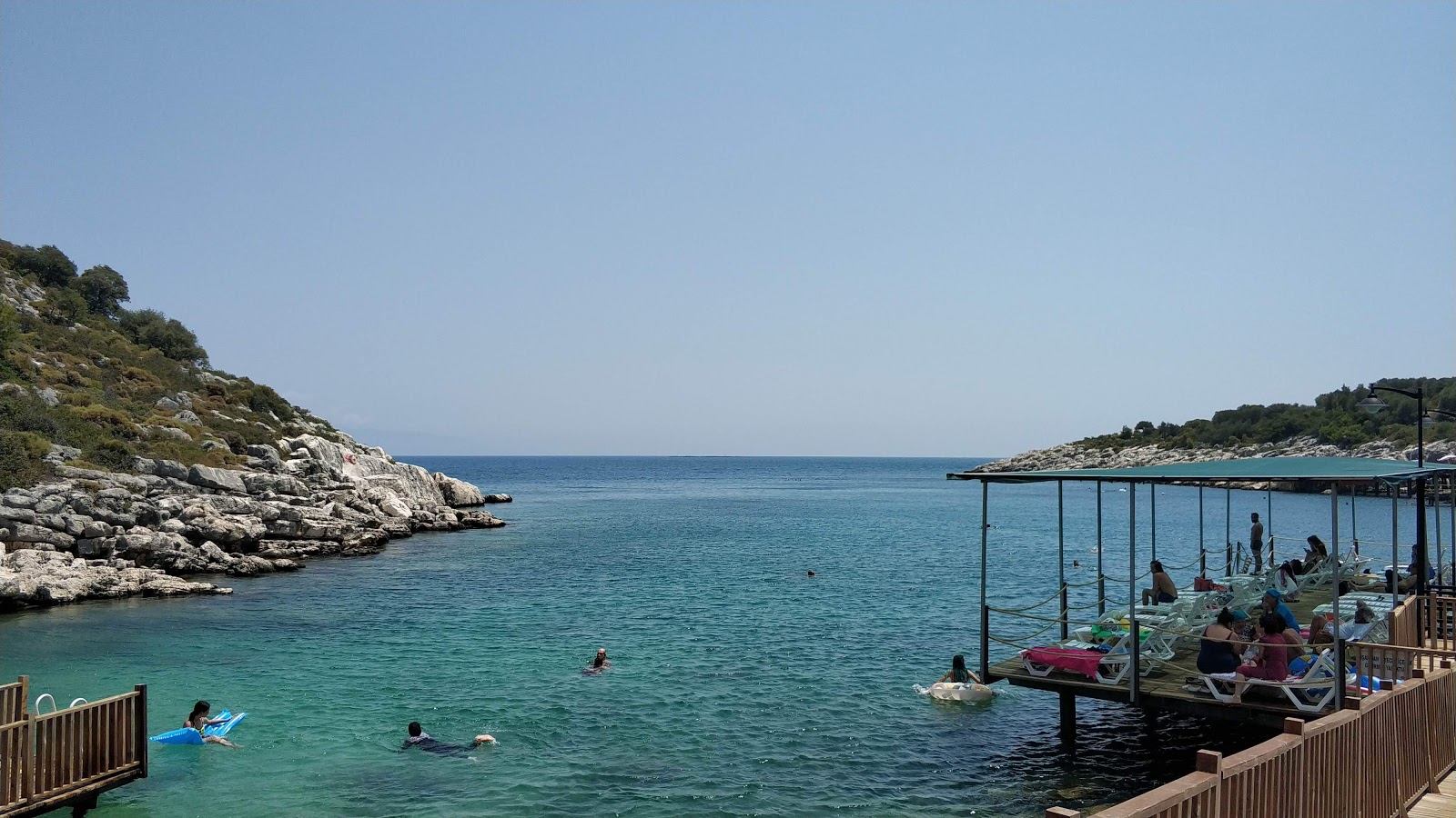 Fotografie cu Altuncan Hatun Plaji cu o suprafață de apă pură albastră