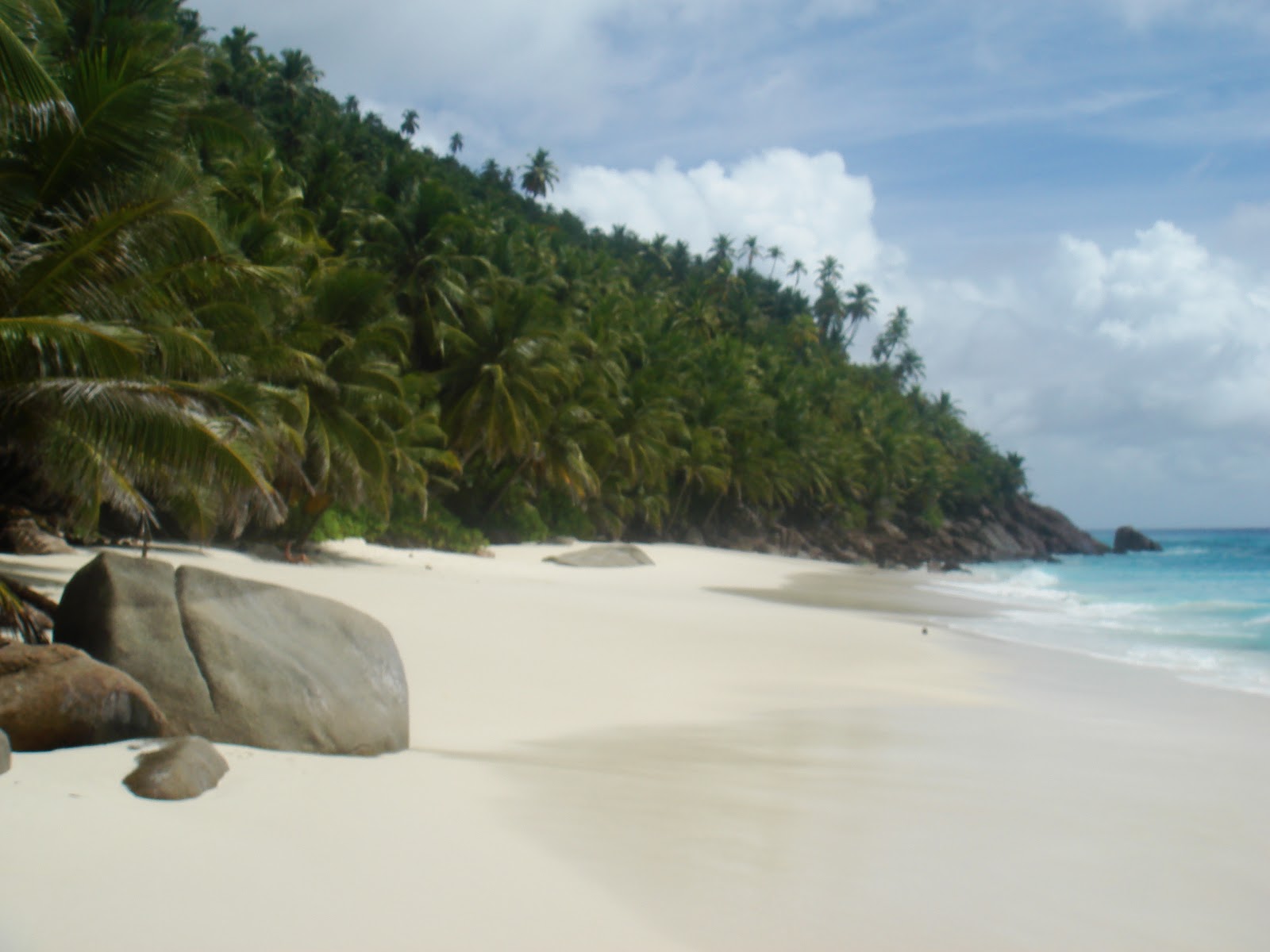 Foto de Playa Grand Anse con arena blanca superficie