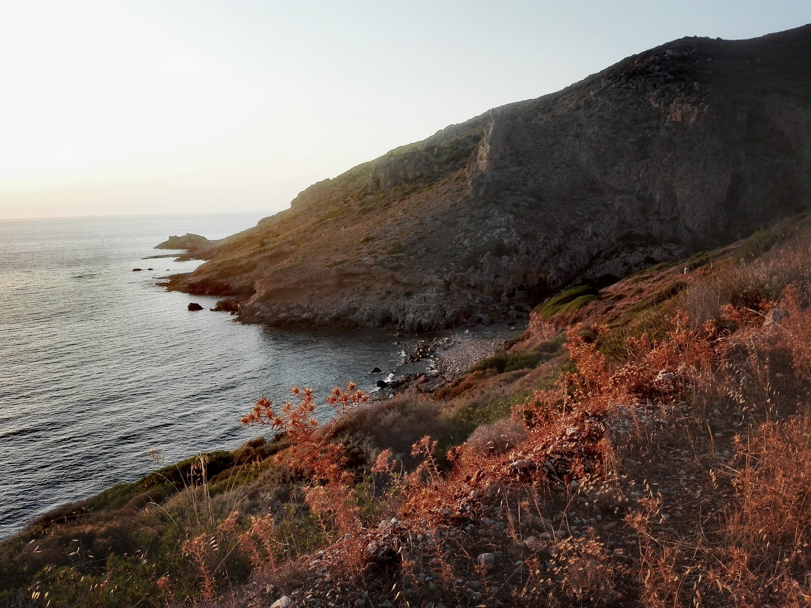 Photo de Agios Eleftherios avec sable gris avec roches de surface