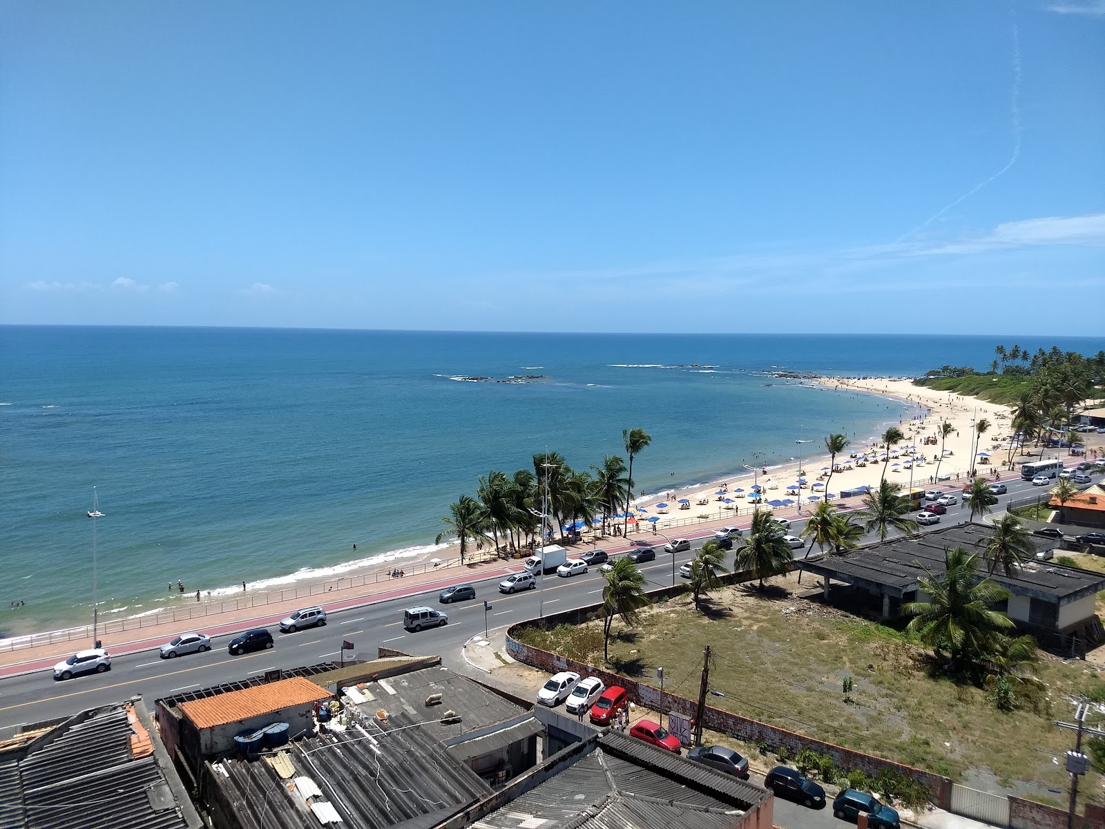 Photo de Praia de Itapuã avec rivage droit, long