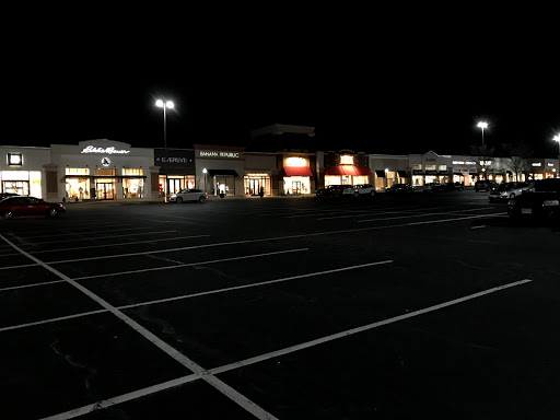 Clothing Store «Eddie Bauer», reviews and photos, 2663 Edmondson Rd, Cincinnati, OH 45209, USA