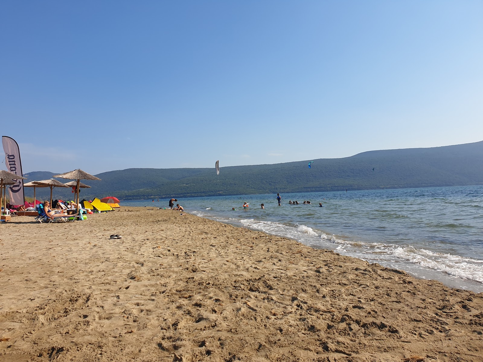 Foto de Agios Nikolaos 2nd beach com areia brilhante superfície