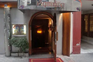 Bar de copas y club nocturno Pigmalion Madrid image