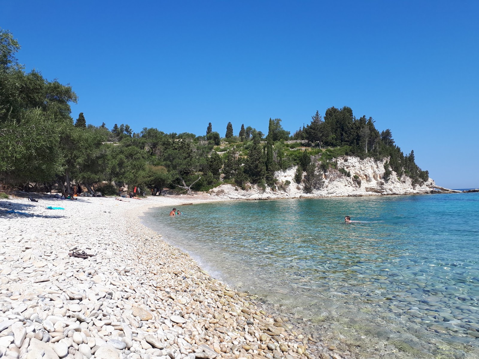 Foto de Marmari Beach com seixos bege superfície