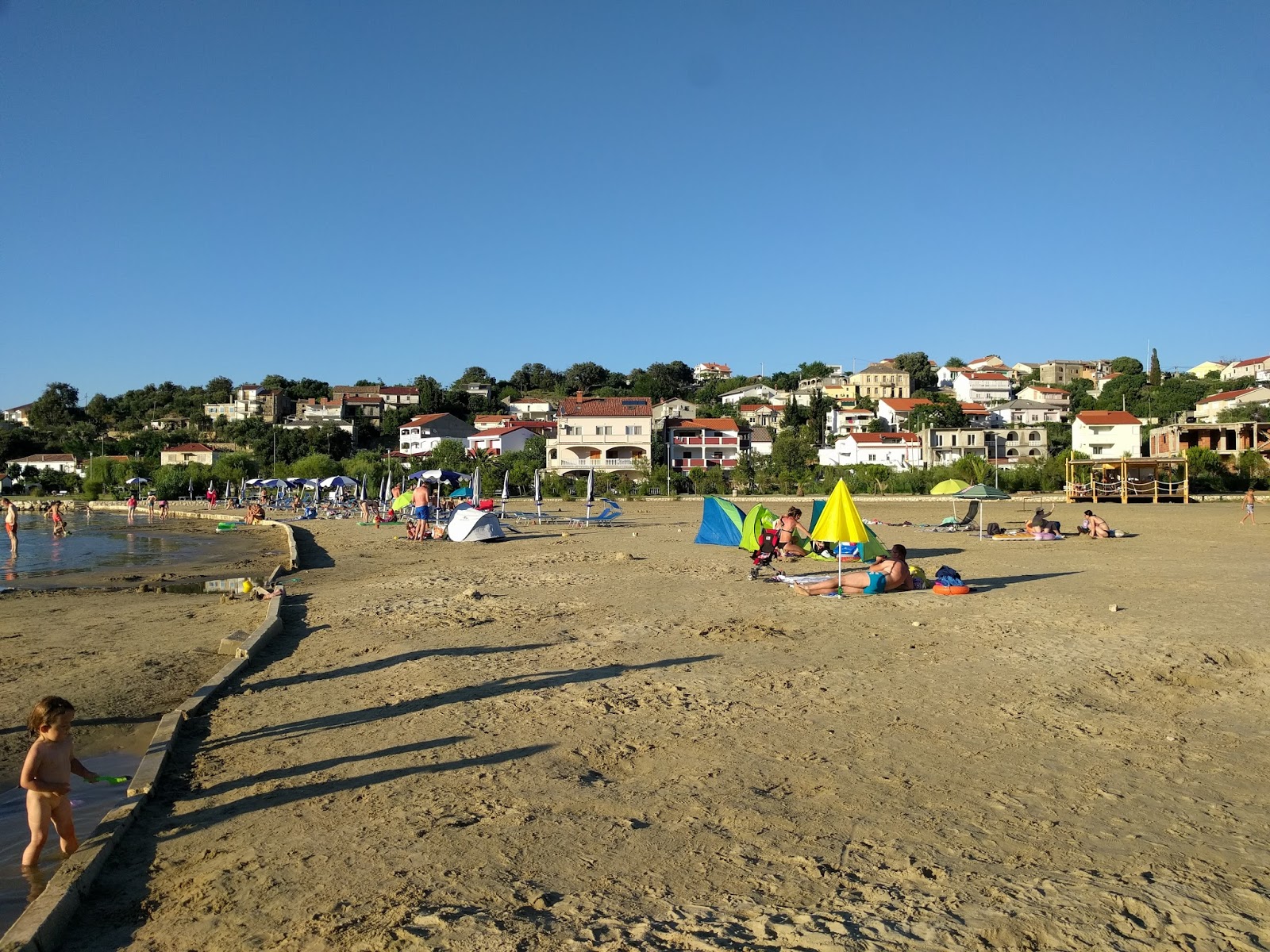 Foto av Lopar beach med ljus fin sand yta