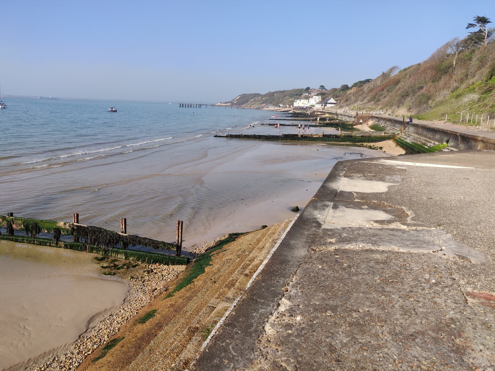 Photo of Totland Beach and the settlement