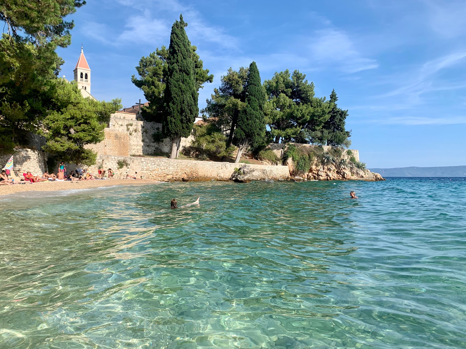Bijela Kuca beach'in fotoğrafı uçurumlarla desteklenmiş
