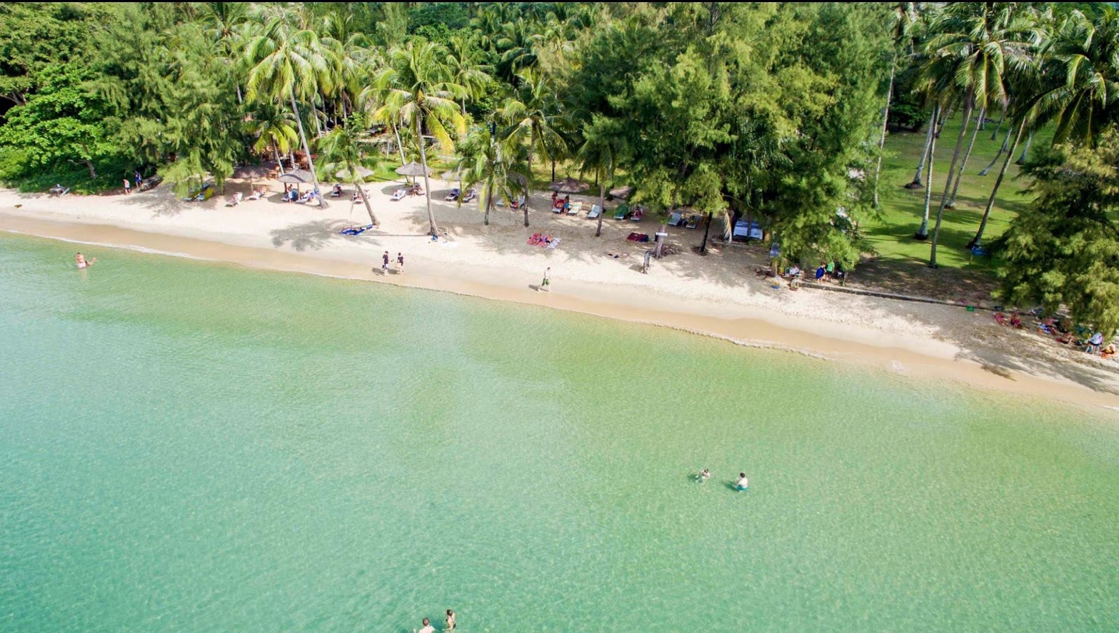 Thai Tan Tien'in fotoğrafı geniş bir kıyı şeridi ile birlikte