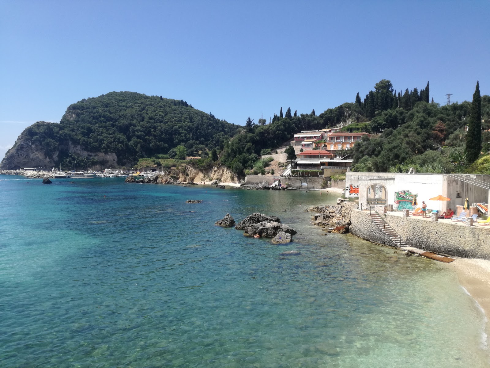 Photo of Verderosa beach with bright sand & rocks surface