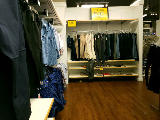 Clothing Store «Gap Outlet», reviews and photos, 264 W 125th St, New York, NY 10027, USA