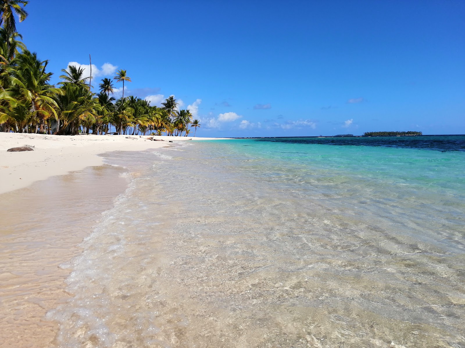 Fotografie cu Plaja insulei Bidirdub cu o suprafață de nisip fin strălucitor