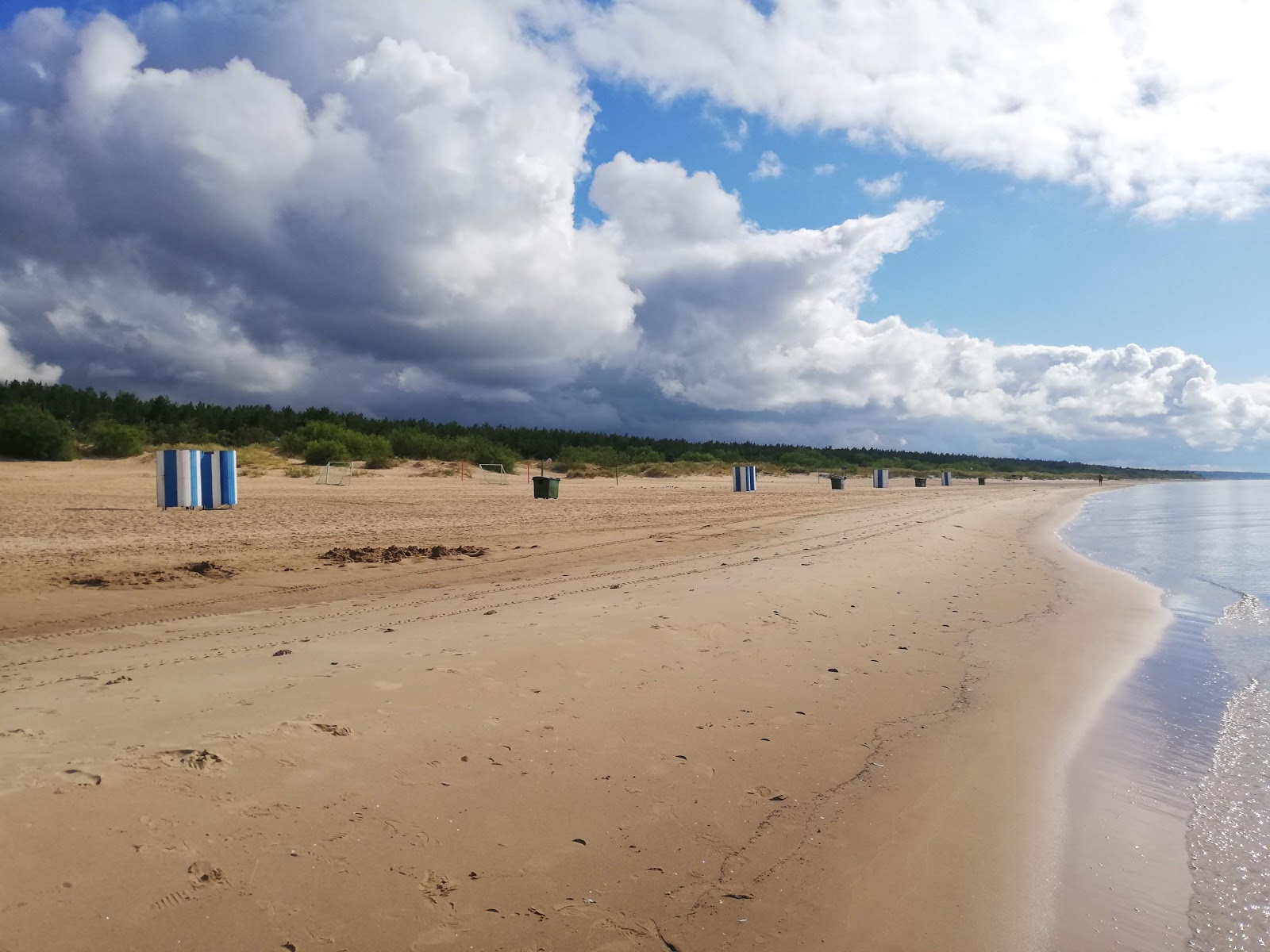 Fotografija Vakarbullu pludmale z svetel pesek površino