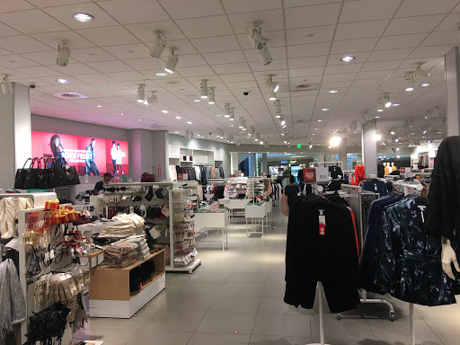 Clothing Store «H&M», reviews and photos, 236 4 Seasons Town Center Ent, Greensboro, NC 27427, USA