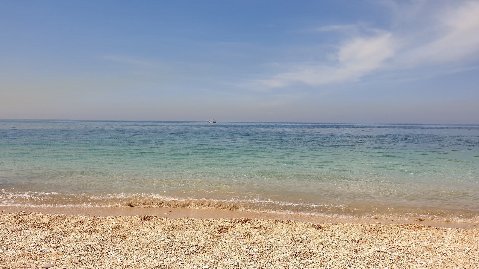Foto van Bahsa Beach met turquoise puur water oppervlakte