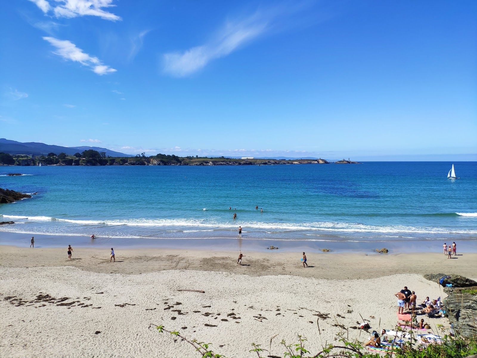Foto de Playa de Arnao com areia bege superfície
