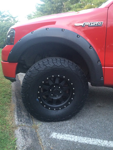 Tire Shop «Discount Tire Store - Louisville, KY», reviews and photos, 2131 S Hurstbourne Pkwy, Louisville, KY 40220, USA