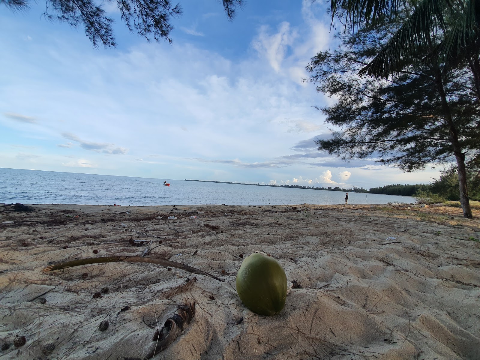 Foto de Tagupi Laut Beach con playa amplia
