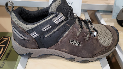 Shoe Store «DSW Designer Shoe Warehouse», reviews and photos, 4039 Richmond Rd, Warrensville Heights, OH 44122, USA