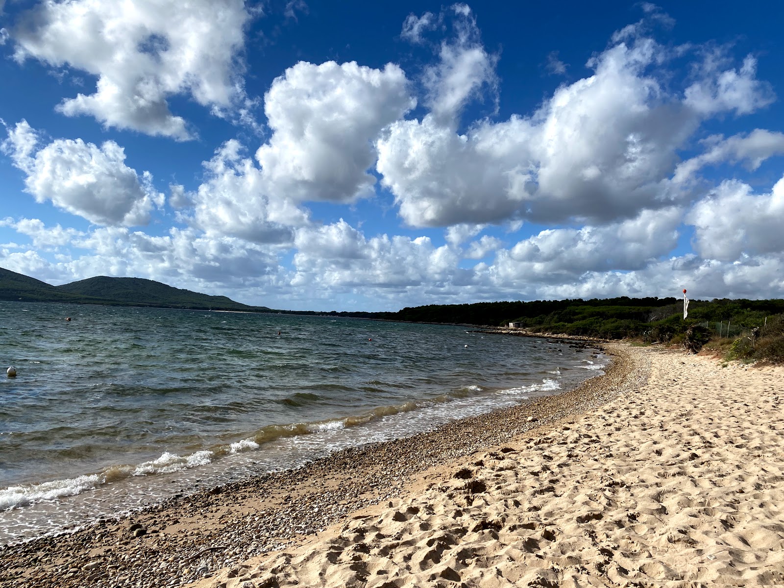 Spiaggia Baia delle Ninfee'in fotoğrafı geniş bir kıyı şeridi ile birlikte