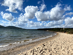 Spiaggia Baia delle Ninfee'in fotoğrafı geniş bir kıyı şeridi ile birlikte