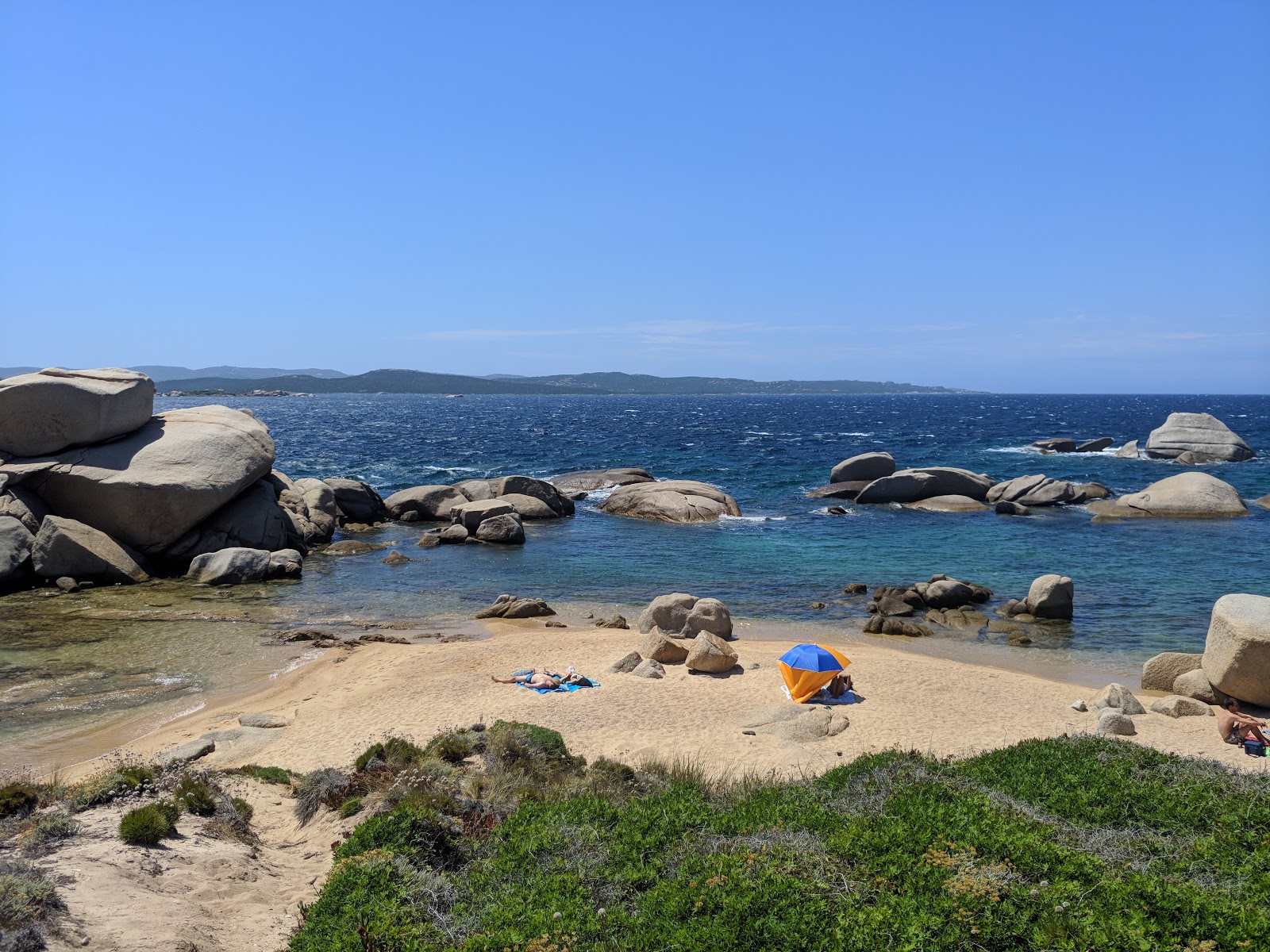 Foto van Talmone Strand met kleine baaien