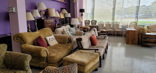 Thrift Store «WINGS Resale Store», reviews and photos, 300 W Golf Rd, Schaumburg, IL 60195, USA