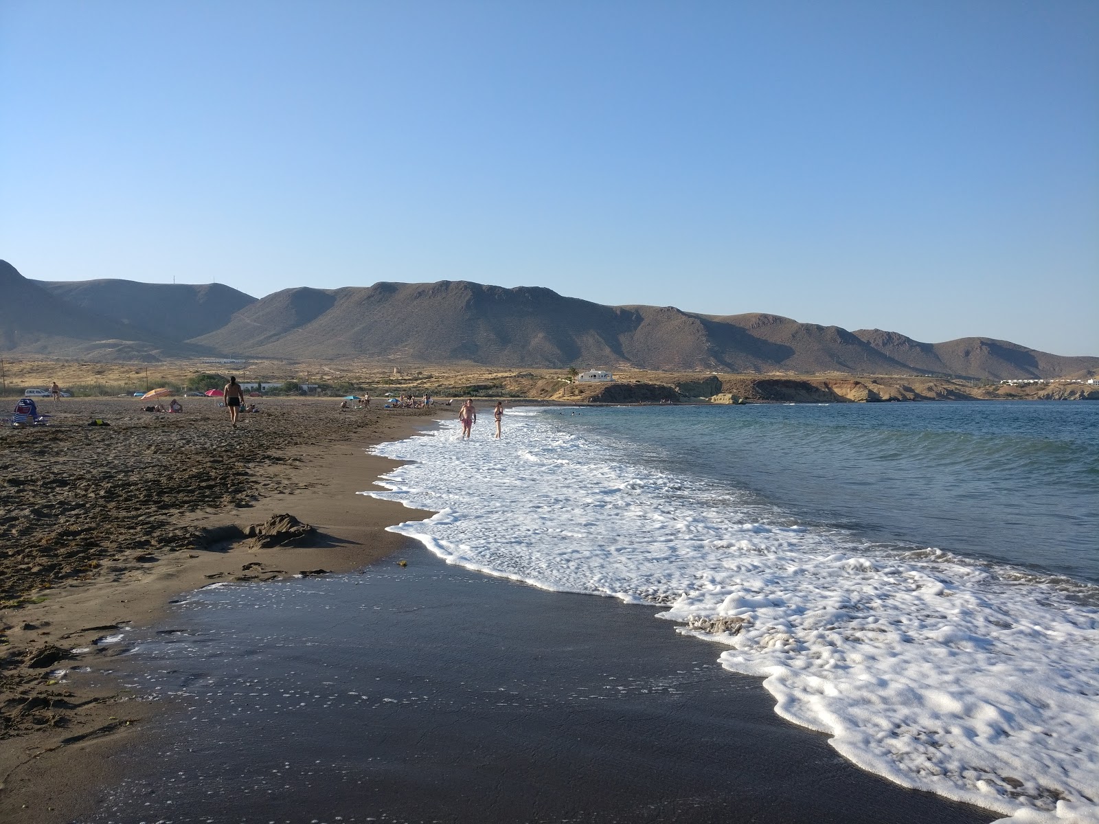 Foto van Playa Los Escullos gelegen in een natuurlijk gebied
