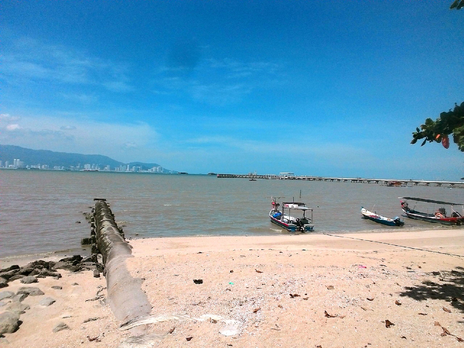 Bersih Beach'in fotoğrafı ve yerleşim