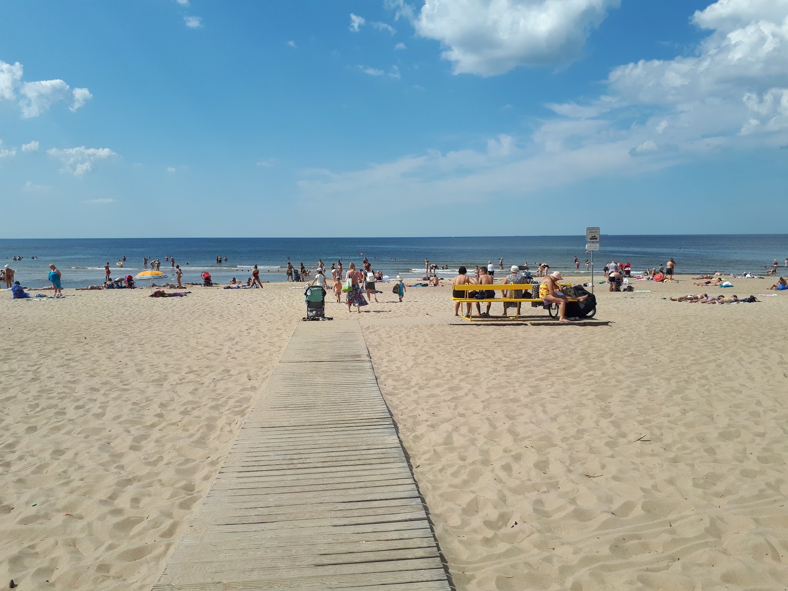 Foto von Daugavgrivas pludmale mit langer gerader strand