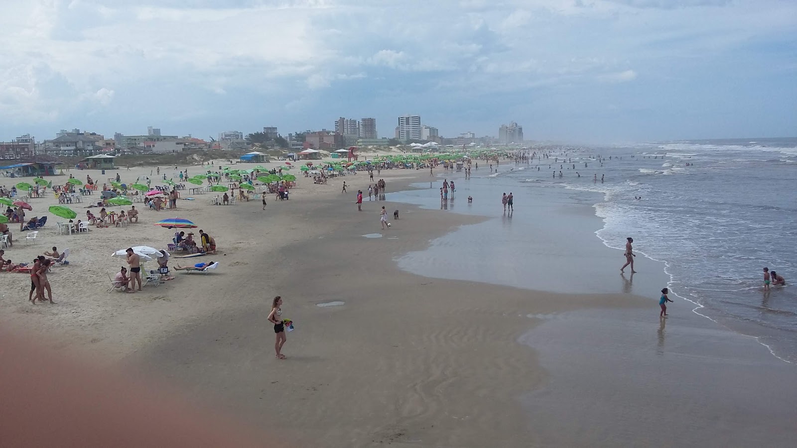 Valokuva Praia de Tramandaiista. - suosittu paikka rentoutumisen tuntijoille