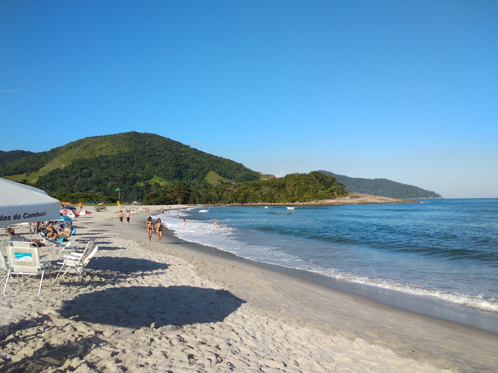 Photo de Plage de Camburi avec sable fin et lumineux de surface