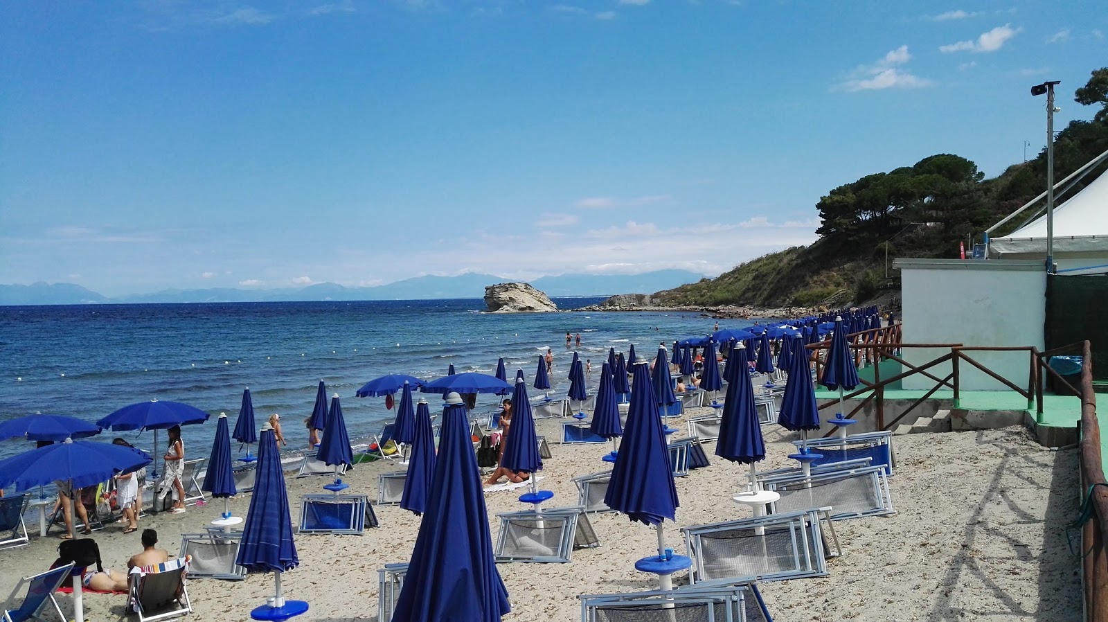 Φωτογραφία του Spiaggia di Trentova περιτριγυρισμένο από βουνά