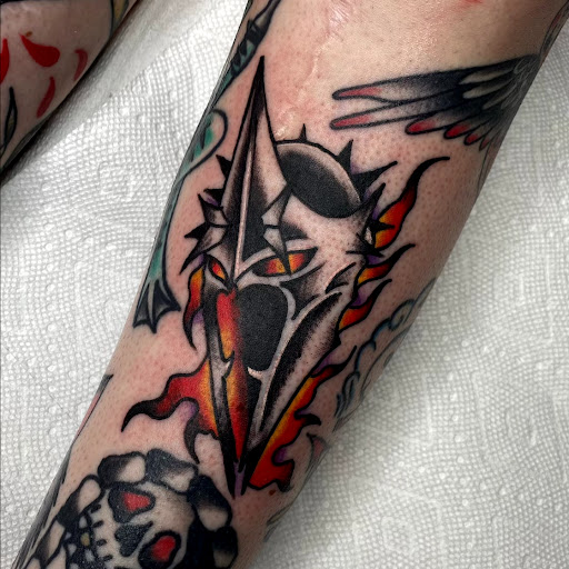 Explore daisy flower tattoo ideas, creative tattoo ideas in Johnson City, available at Gold Cross Tattoo Co.