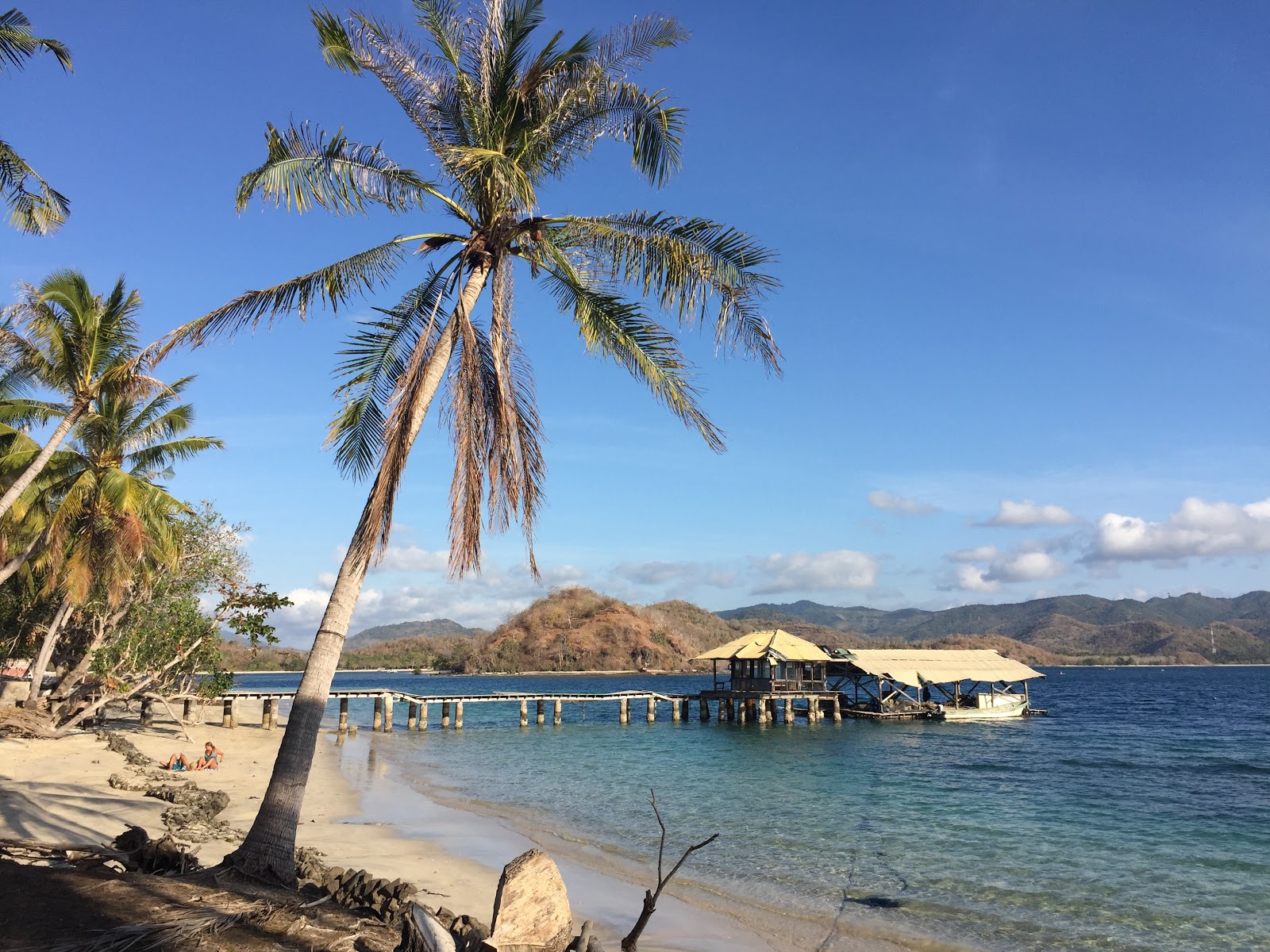 Foto von Gili Asahan Pearl Beach mit weißer sand Oberfläche