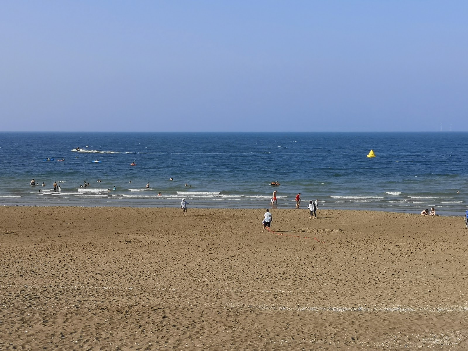 Foto von Colwyn Bay beach mit geräumiger strand