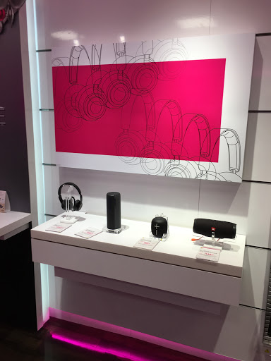Cell Phone Store «T-Mobile», reviews and photos, 35020 Newark Blvd, Newark, CA 94560, USA