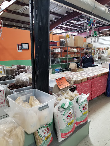 Flea Market «Fox Valley Flea Market», reviews and photos, 840 N State St, Elgin, IL 60123, USA