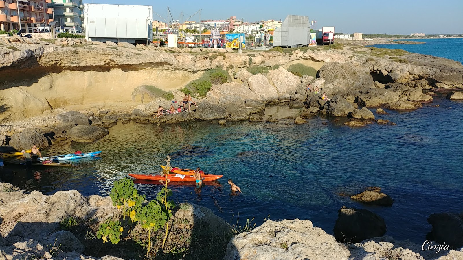 Foto di Grotta del Diavolo con una superficie del acqua cristallina