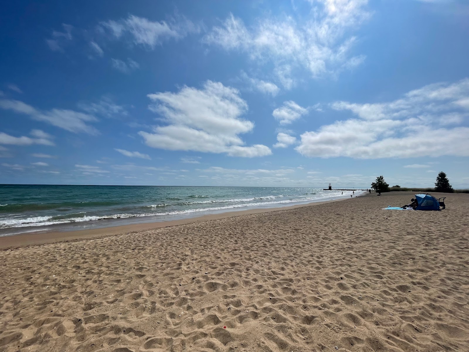 Foto van Loyola Beach met helder zand oppervlakte
