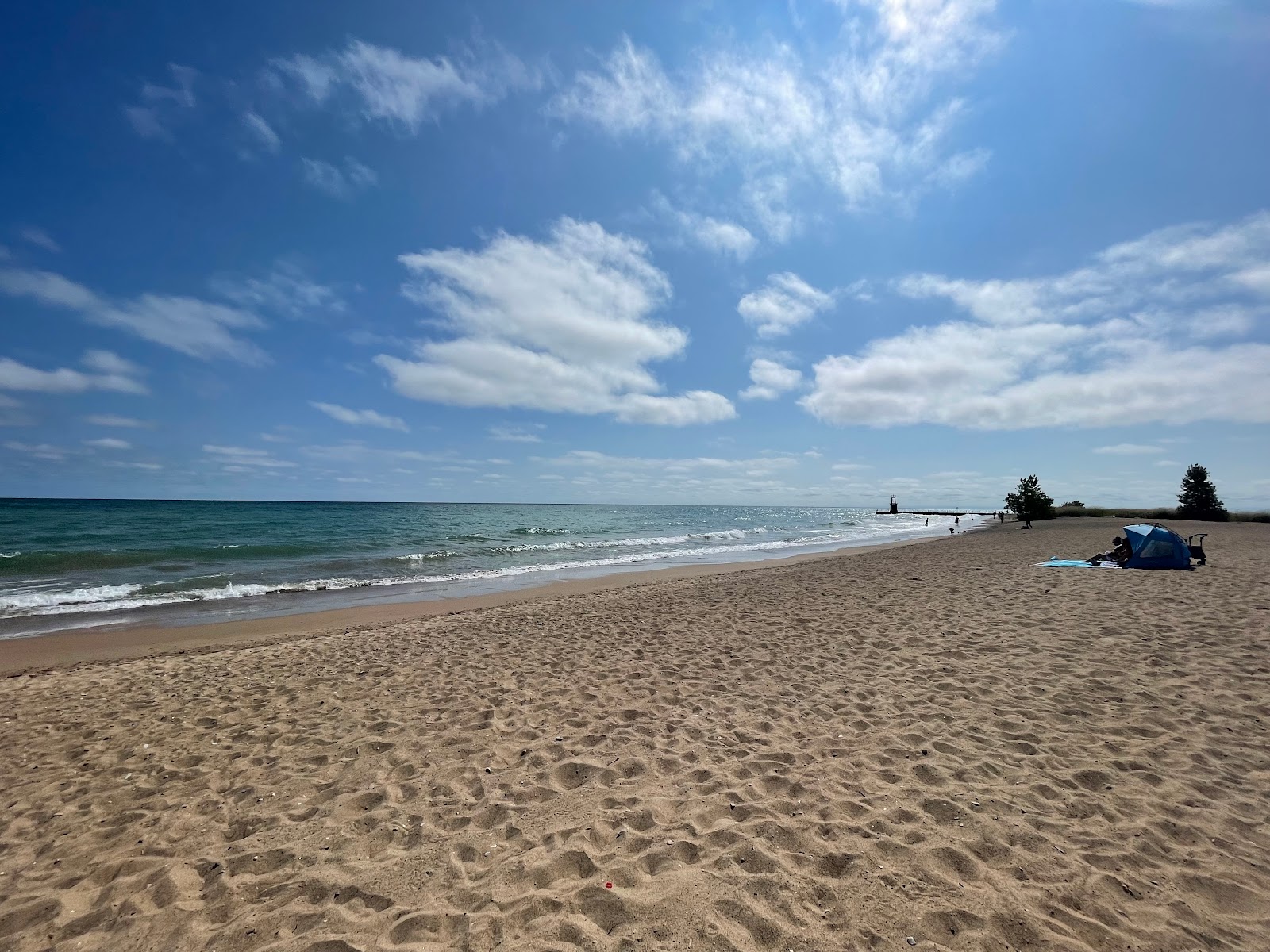 Foto de Loyola Beach com areia brilhante superfície