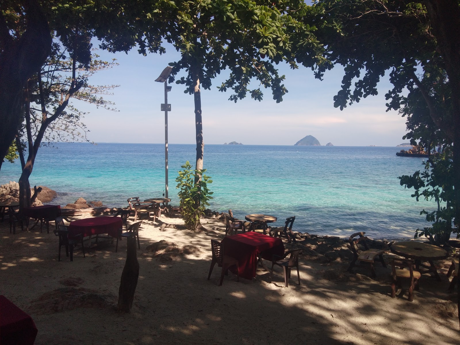 Foto de Golden Sand Beach com areia brilhante superfície